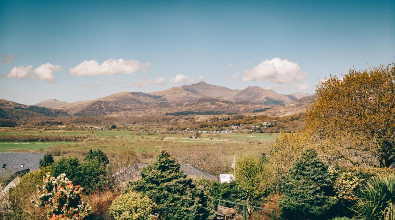 Ferlas Bed And Breakfast Penrhyndeudreath Exterior photo